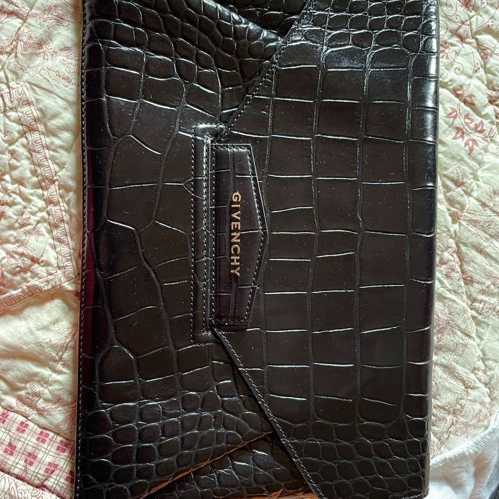 Givenchy Antigone Envelop Bag. Brand new, never used. 100% calf.